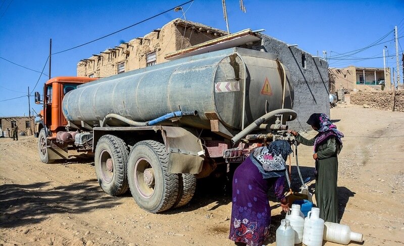 آب‌رسانی سیار به روستاهای صعب العبور ثلاث باباجانی انجام شد