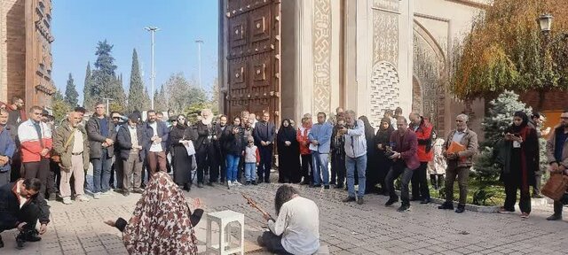 اکران نخستین جشنواره ملی تئاتر خیابانی «چترماه»در مازندران