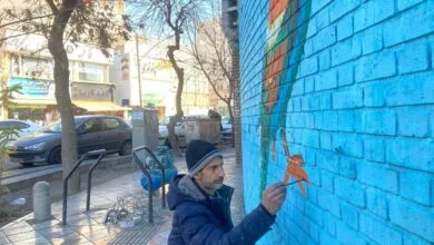 او رنگ رویا به خیال شهر میپاشد