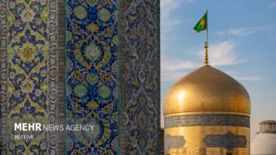 نصب کتیبه ویژه ولادت امام حسین(ع) در حرم مطهر رضوی