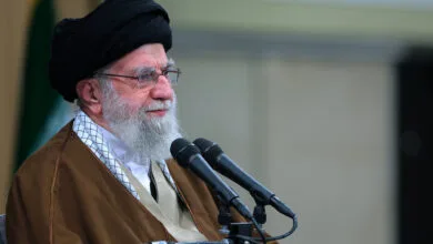 لحظه ورود رهبر انقلاب در جمع دانشمندان، متخصصان و مسئولان صنعت دفاعی + ویدئو