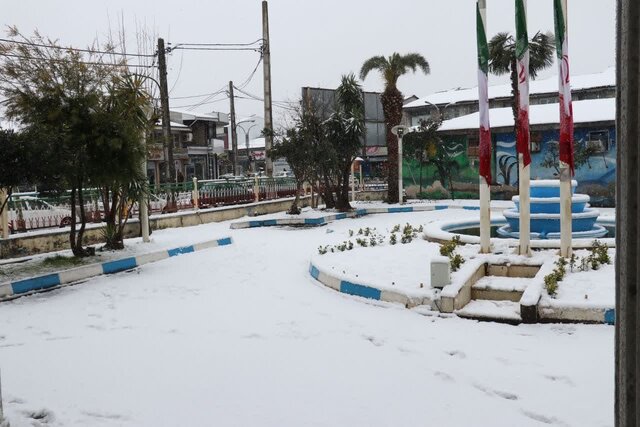 برفروبی در محورهای شهرستان رشت در حال انجام است