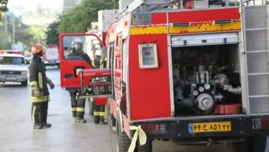 نجات دو خانم از منزل همزمان با مهار آتش‌سوزی خودرو در کاشان