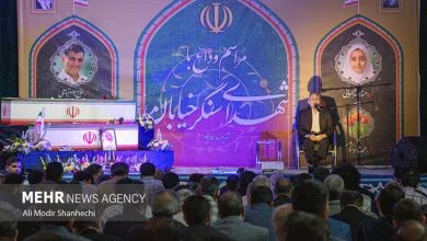 تابوت حسنای۷ ساله و محدثه خوشکام روی دوش مشهدی ها